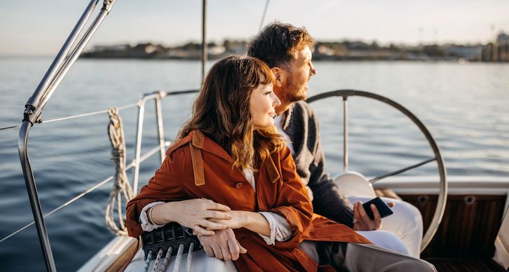 Pärchen 50 plus genießt den gemeinsamen Ruhestand auf einem Segelboot